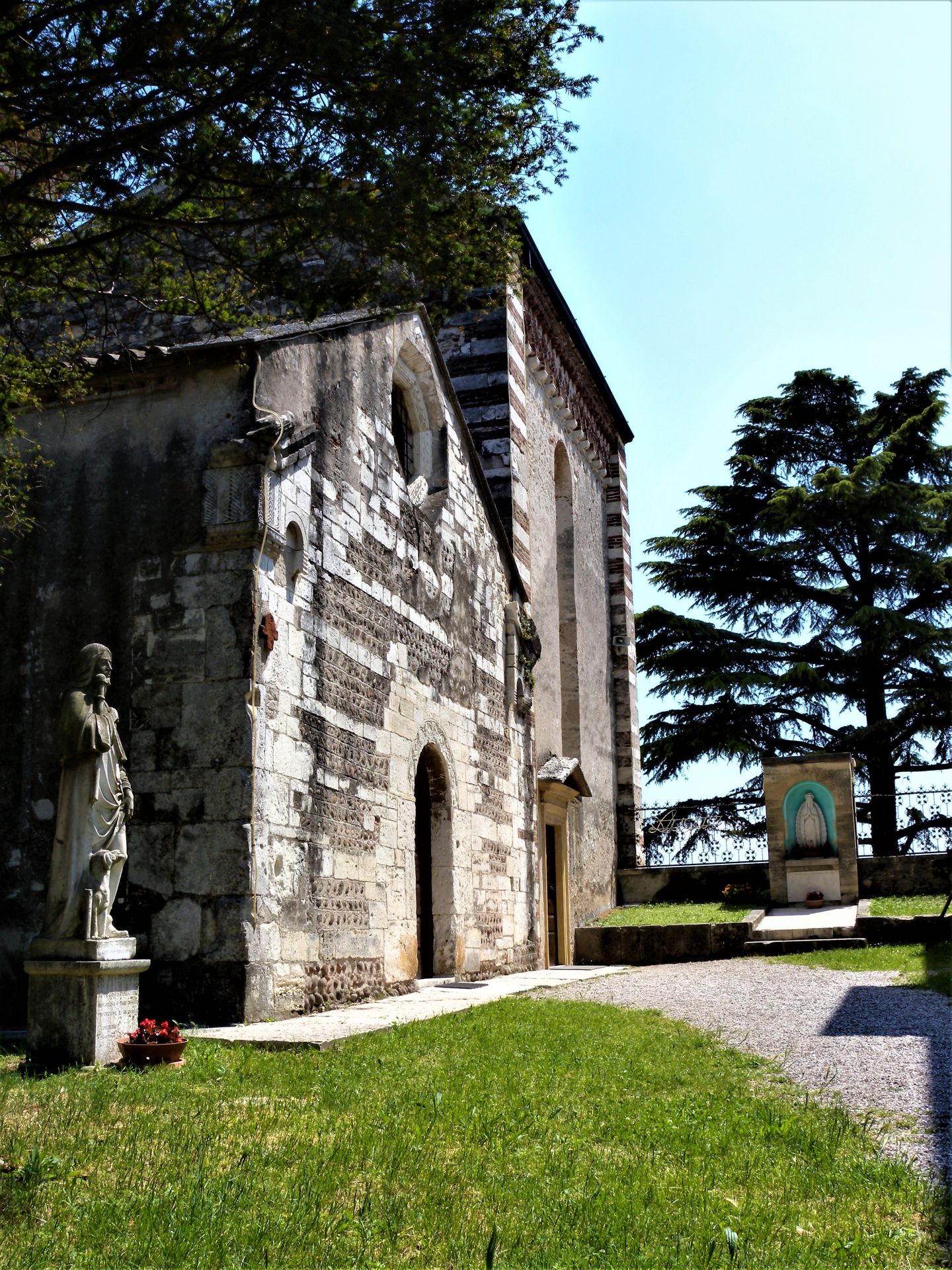 San ja. Вилла делла рокко. Храм у м Мартино. Сан Мартино Розе. Церковь диво Мартино в Портофино фото.